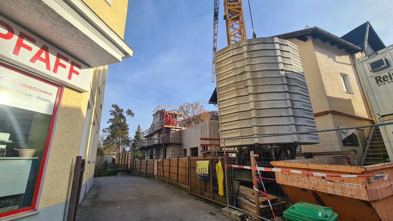 An der Schillinghofstraße in Salzburg-Gnigl baut die Priesterbruderschaft die Kirche Maria Schnee mit einem 21 Meter hohen Glockenturm. 