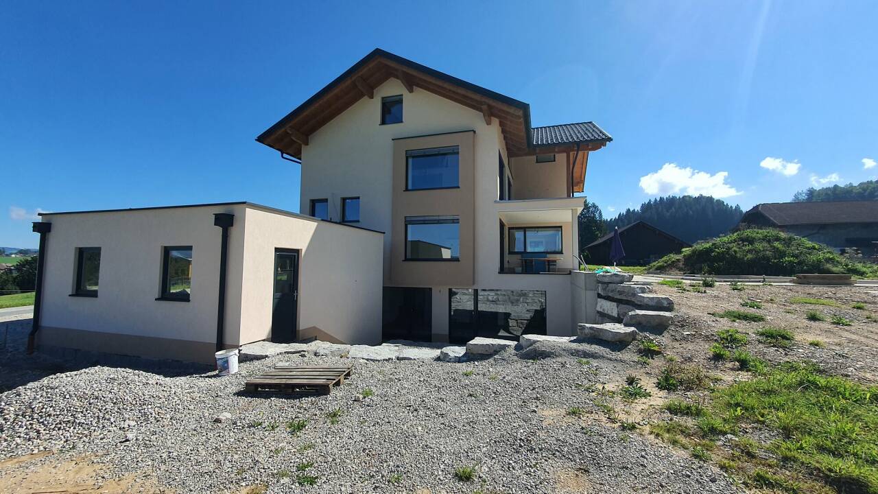 Der umstrittene Bau auf dem Bürgermeister-Grundstück im Frühjahr 2024 