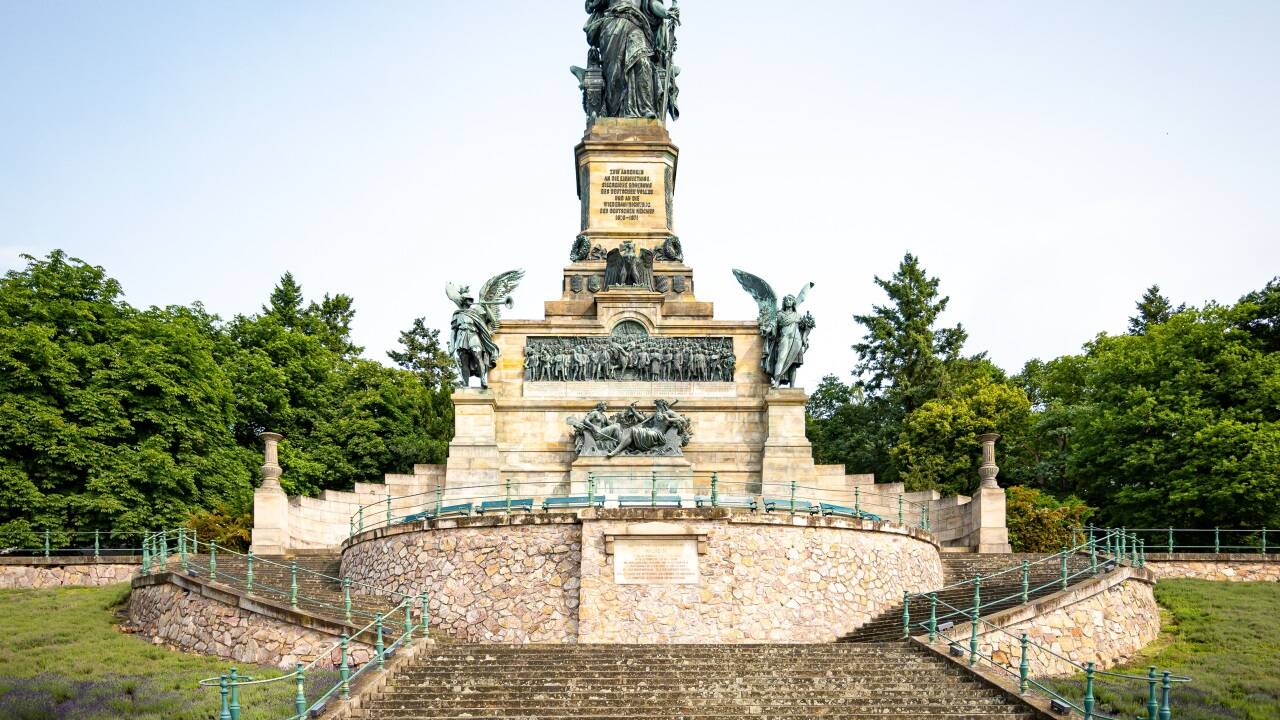 Das Niederwalddenkmal mit der Germania-Statue in Rüdesheim.  
