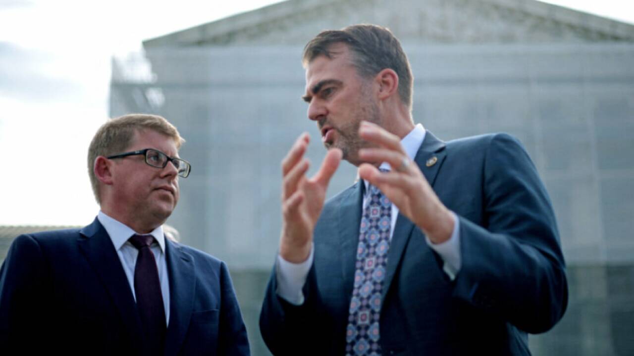 Oklahomas Gouverneur Kevin Stitt (r.) begnadigte zum Tode Verurteilten Oklahomas Gouverneur Kevin Stitt (r.) begnadigte zum Tode Verurteilten