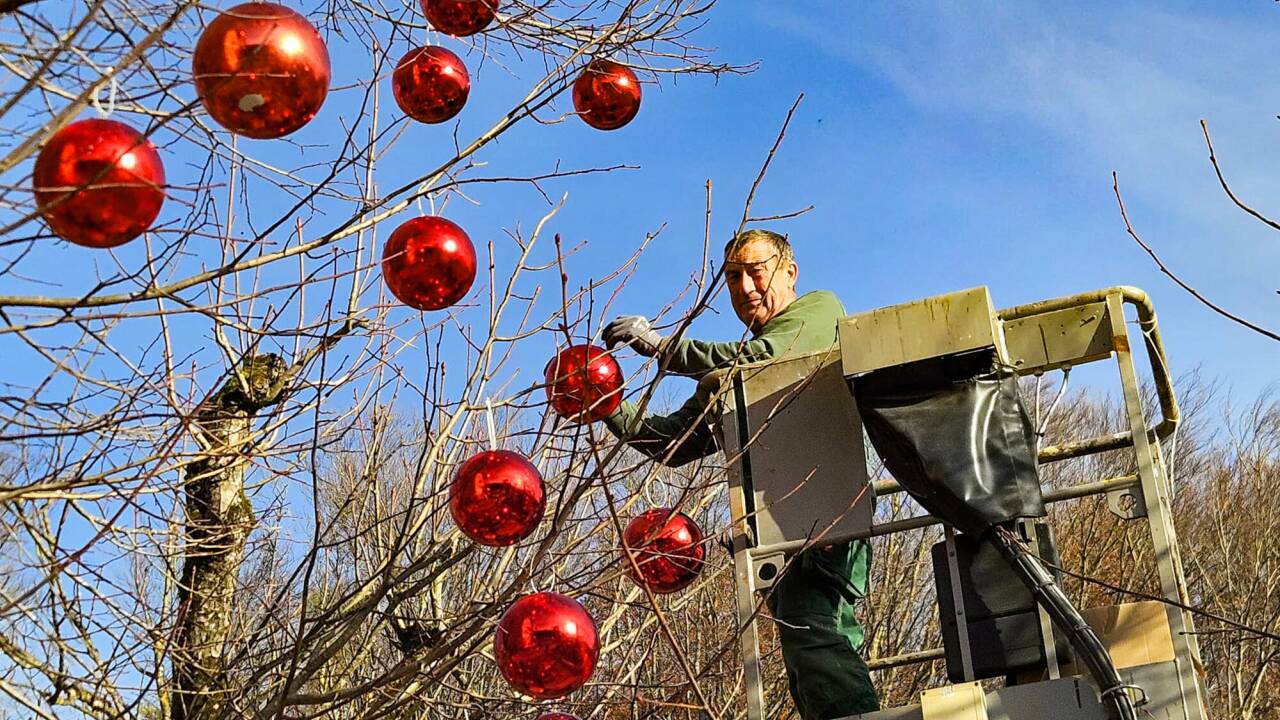 Für den Adventmarkt bei Maria Plain finden bereits die Aufbauarbeiten statt. 500 rote Kugeln sollen Weihnachtsstimmung bringen – bei milden Temperaturen und strahlend blauem Himmel Mitte November. 