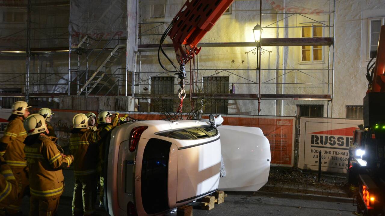 Ein Pkw war nach der Kollision mit einem Blumentrog umgekippt. 