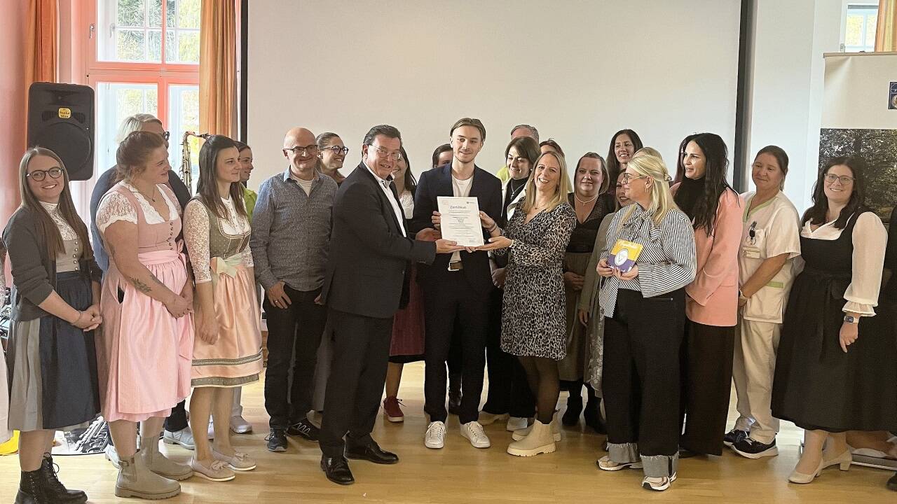 Max Roßius von der PflegeZert GmbH überreicht das Zertifikat an Pflegedirektor Karl Schwaiger. 