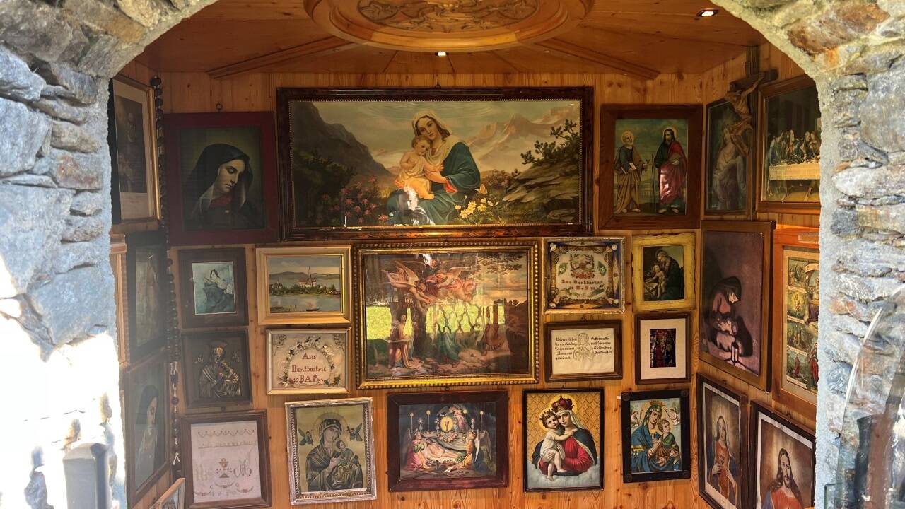 Sehenswert ist auch die neu errichtete Votivgalerie. Sehenswert ist auch die neu errichtete Votivgalerie.