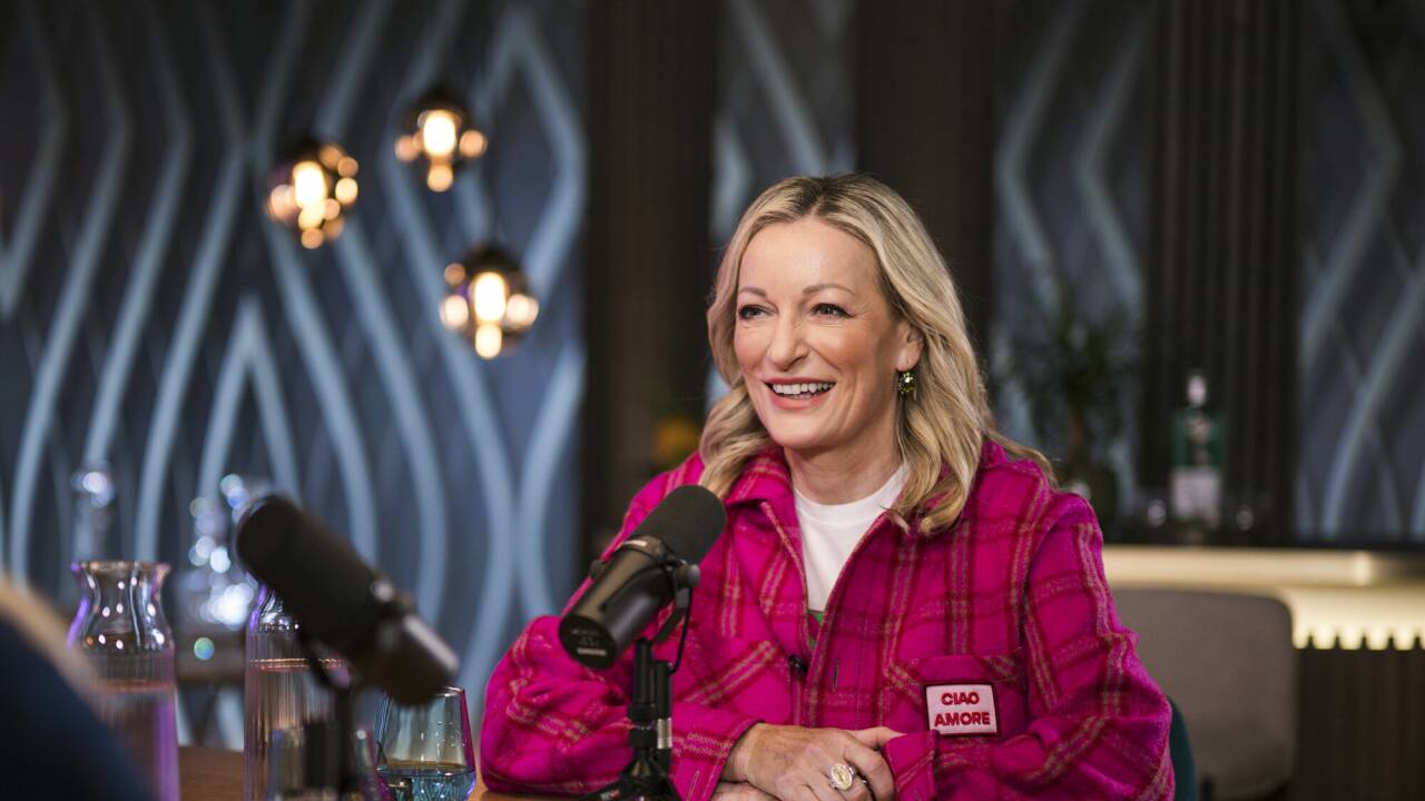 Monika Gruber im ServusTV-Studio. 