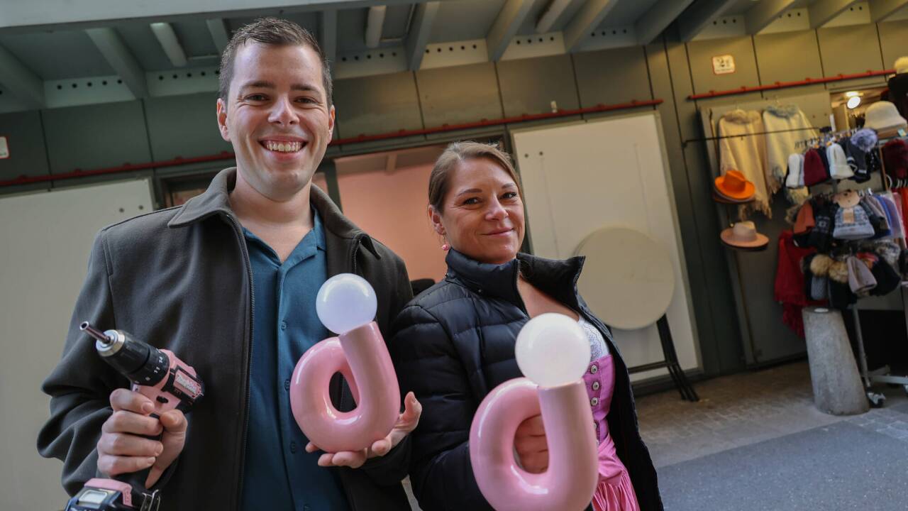 Alex Knoll und Verena Markov eröffnen einen Imbissstand für Schweinsbratensemmerl. Die passende Deko – nämlich Lampen, die an Ringelschwänzchen erinnern – haben sie schon. Und: An der Inneneinrichtung wird dort noch gearbeitet. 