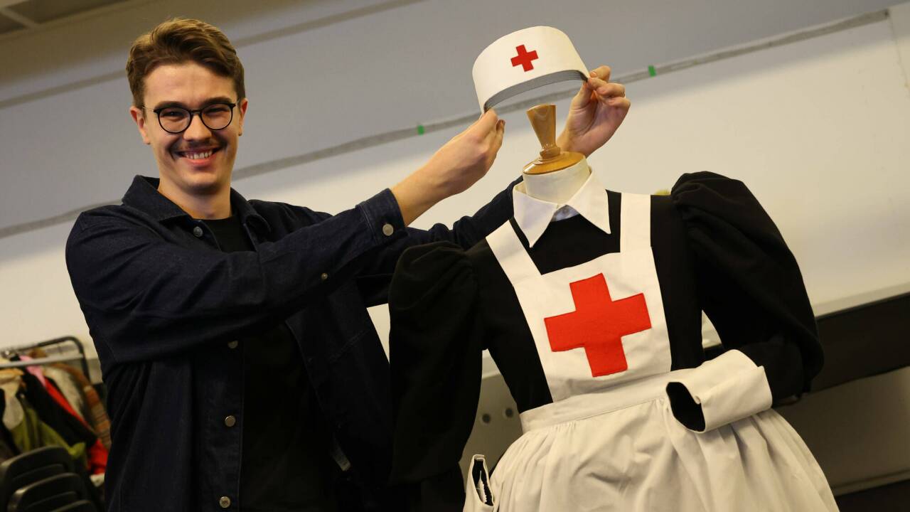 Tobias Schneider-Lenz mit dem Kostüm einer Krankenschwester aus der Oper „Die Zauberflöte“. 