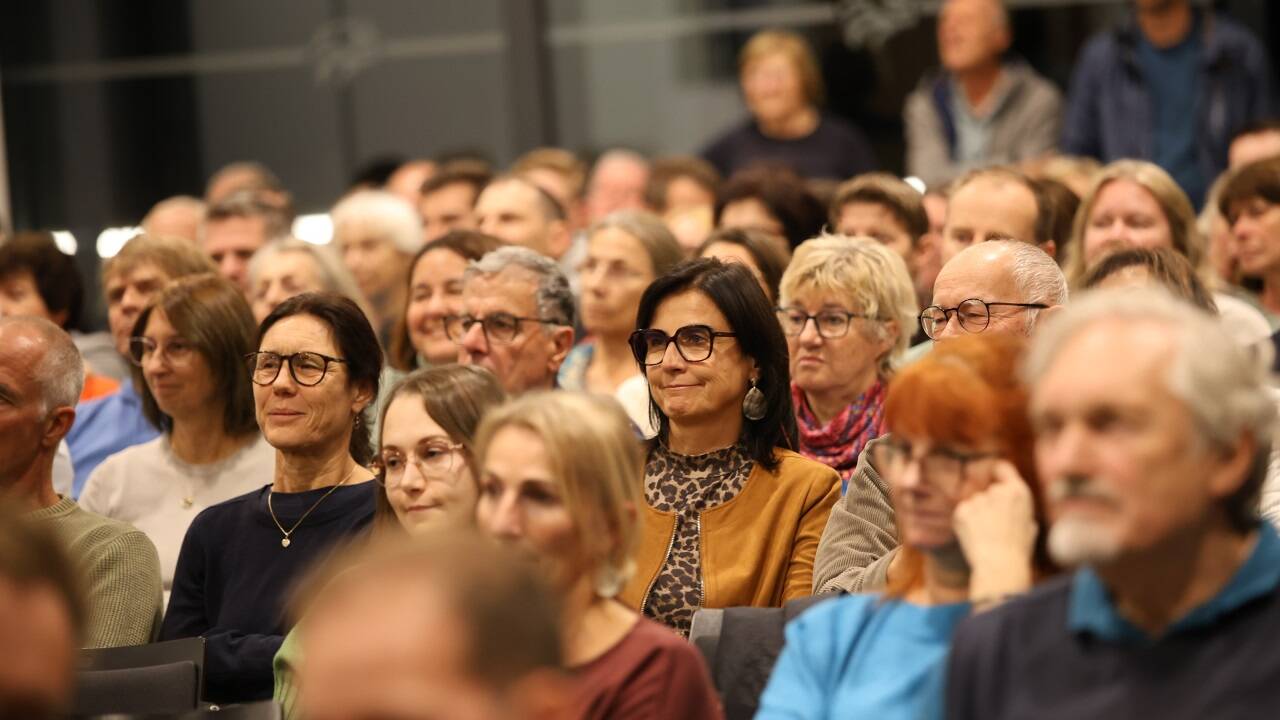 Der Saal war gut gefüllt mit interessierten Besucher/-innen. 