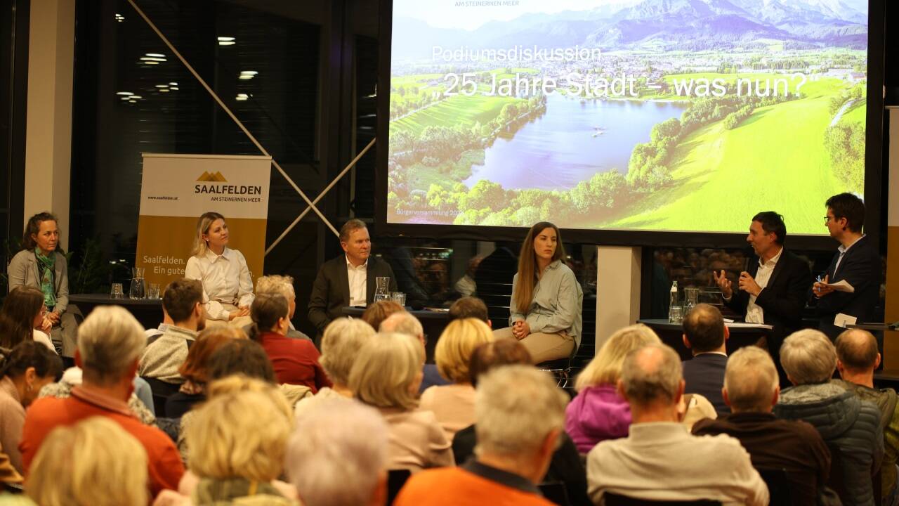 Die Podiumsdiskussion zum Programmpunkt „25 Jahre Stadt, was nun?“ 