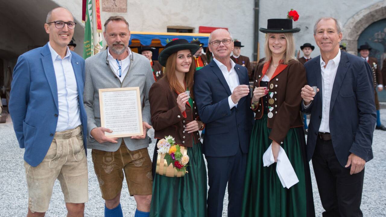 Maximilian Brunner (GS Salzburger Burgen und Schlösser), Paul Anzinger (Burg Hohenwerfen), Sonja Derflinger (Struber Schützenkorps Werfen), LH Stv Dr. Christian Stöckl, Magdalena Gschwandtner (Struber Schützenkorps Werfen), Cyriak Schwaighofer (LaAbg.). 