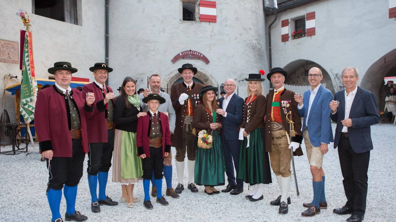 Gerhard Hafner (Kapellmeister TMK Werfen), Peter Mörwald (Obmann), Conny Deutsch (Burg Werfen), Xafer Steindl Trommelbub der TMK Werfen, Paul Anzinger (Burg Hohenwerfen), Andreas Meißl (Struber Schützenkorps Werfen), Sonja Derflinger (Struber Schützenkorps Werfen), LH Stv Dr. Christian Stöckl, Magdalena Gschwandtner (Struber Schützenkorps Werfen), Rudolf Scheiblauer (Struber Schützenkorps Werfen), Maximilian Brunner (GS Salzburger Burgen und Schlösser), Cyriak Schwaighofer (LaAbg.). 