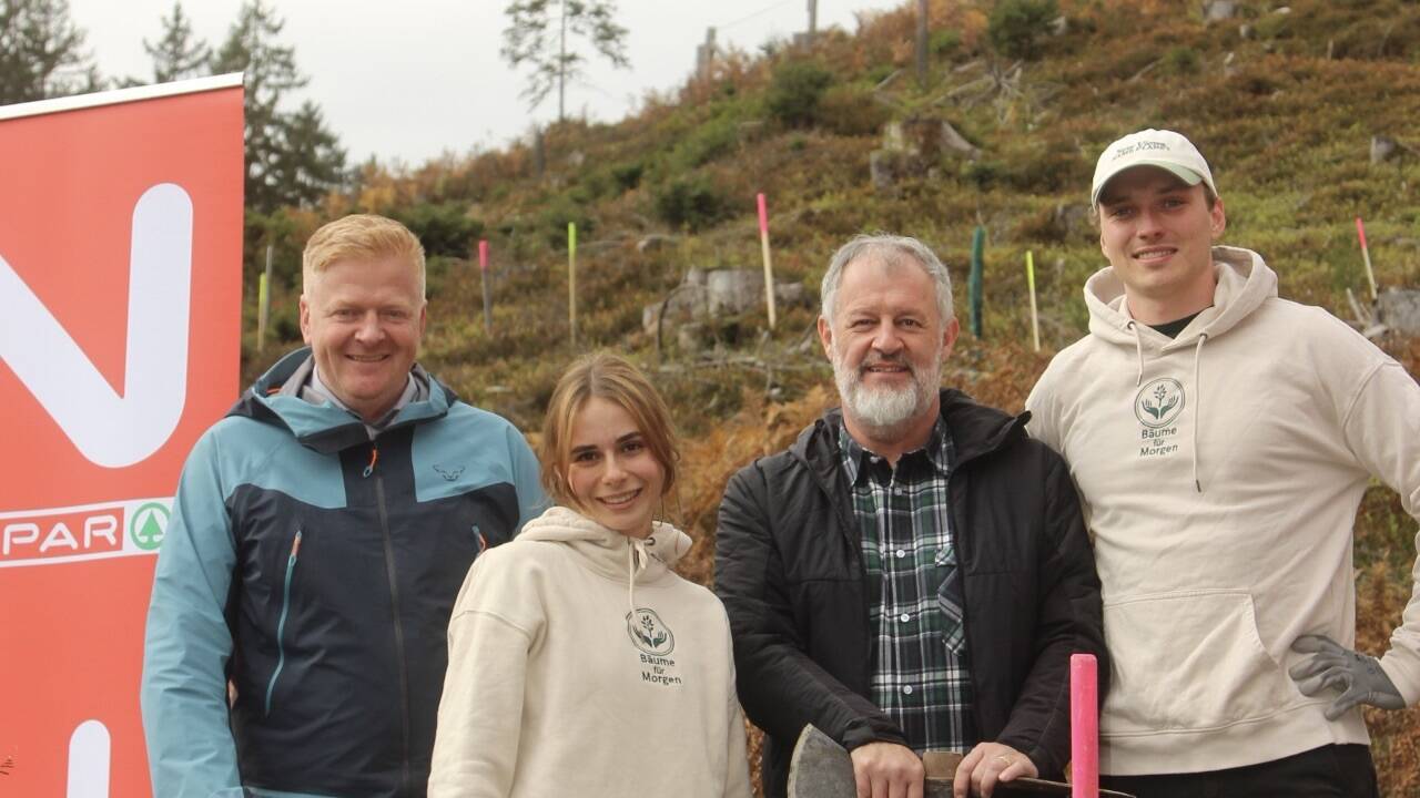 Mit Spaten und Handschuhen ausgestattet setzt sich das Team für die heimischen Mischwälder ein. 