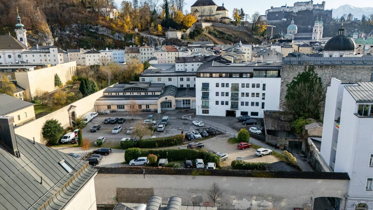 Blick auf den Priesterhausgarten, der als Parkplatz dient. Blick auf den Priesterhausgarten, der als Parkplatz dient.