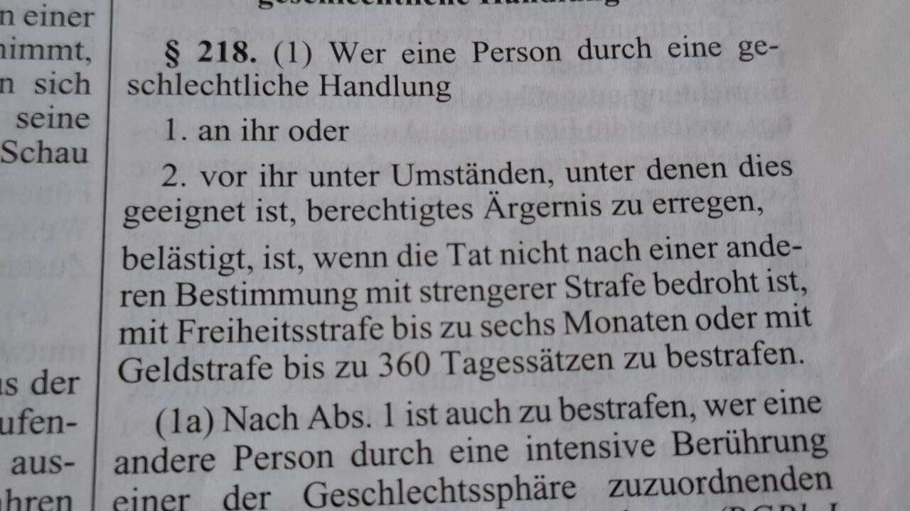 Dem Beschuldigten wird sexuelle Belästigung vorgeworfen. Für ihn gilt die Unschuldsvermutung. 