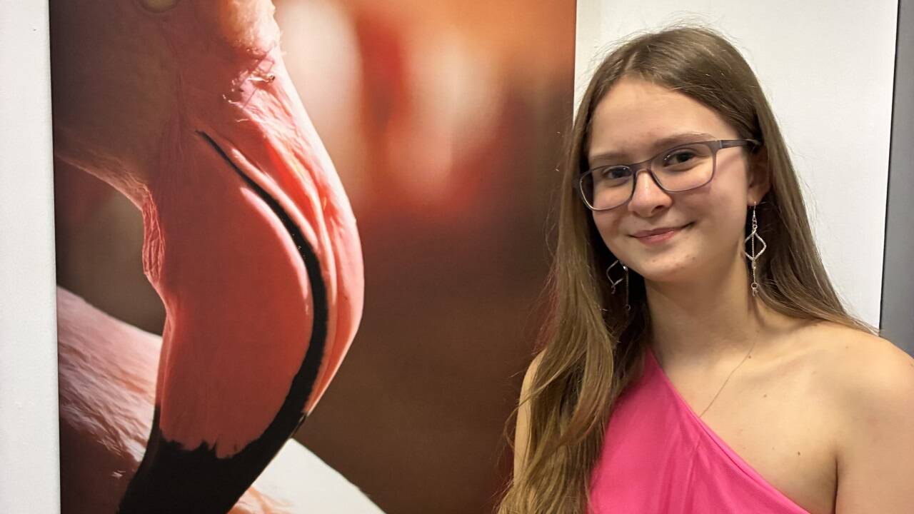 Laura Watzl mit ihrer Fotografie „Pinker Sommer“. 