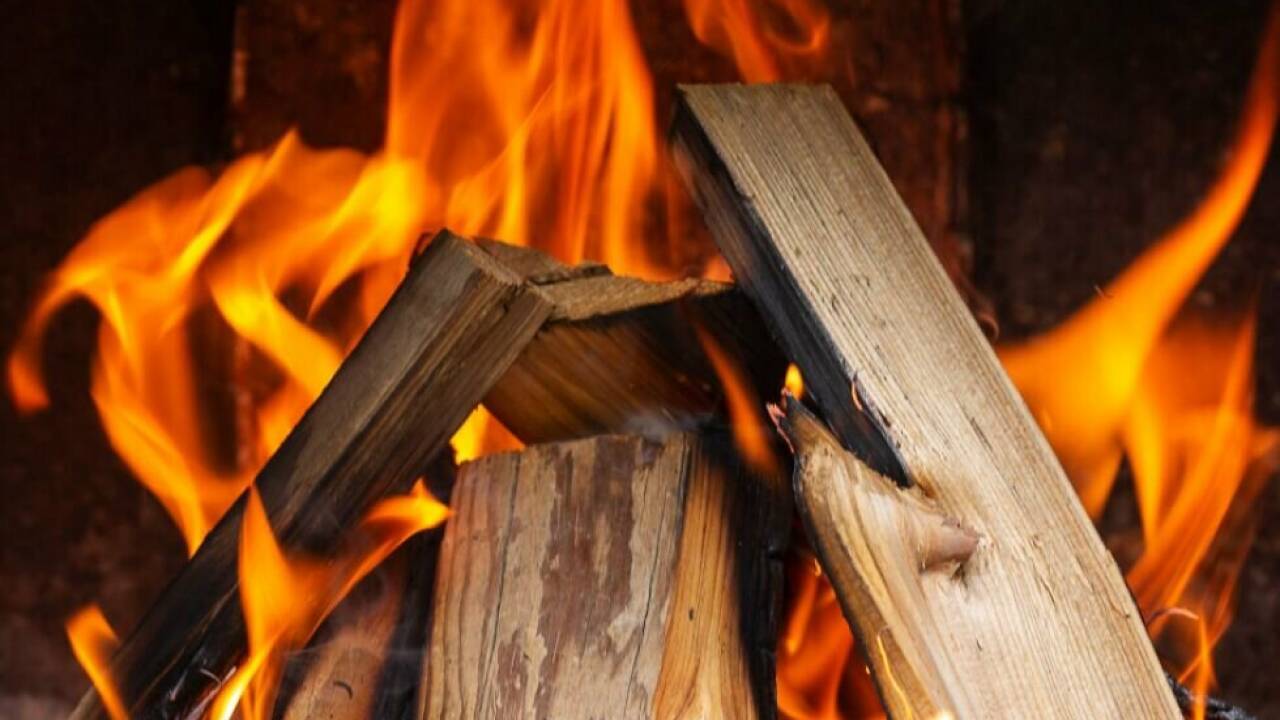 Nach dem Anheizen sollte man die Kachelofentür noch etwas offen lassen 