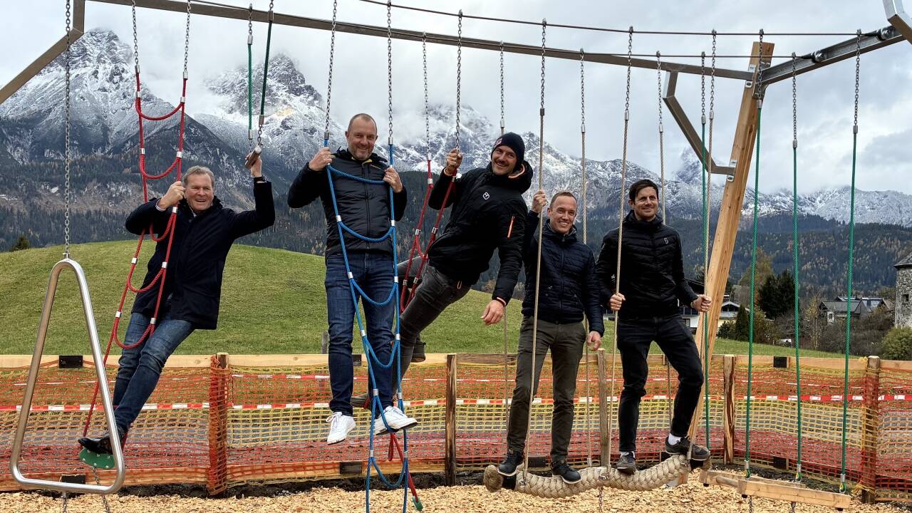Volle Action bei der Eröffnung: (v. l. n. r.): Erich Rohrmoser, Thomas Haslinger, Peter Salzmann, Daniel Trixl und Marco Pointer probieren die Klettergeräte aus.  