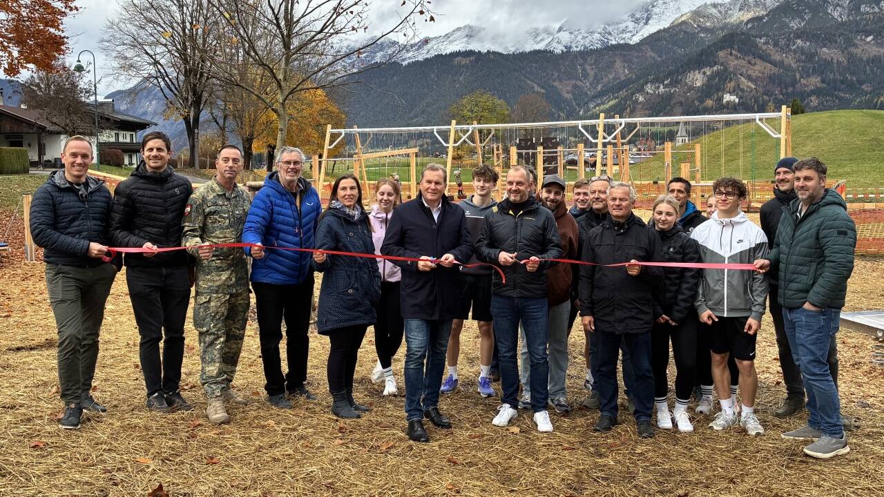 Als Symbol der Eröffnung schnitten Erich Rohrmoser und Thomas Haslinger das rote Band hindurch. 