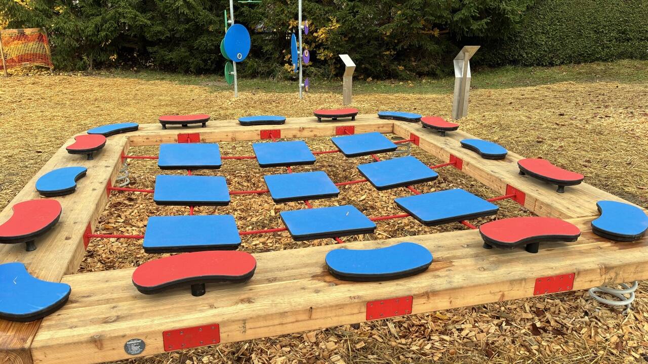 Auf der schwingenden Platte zählt die stabile Haltung der Körpermitte. 