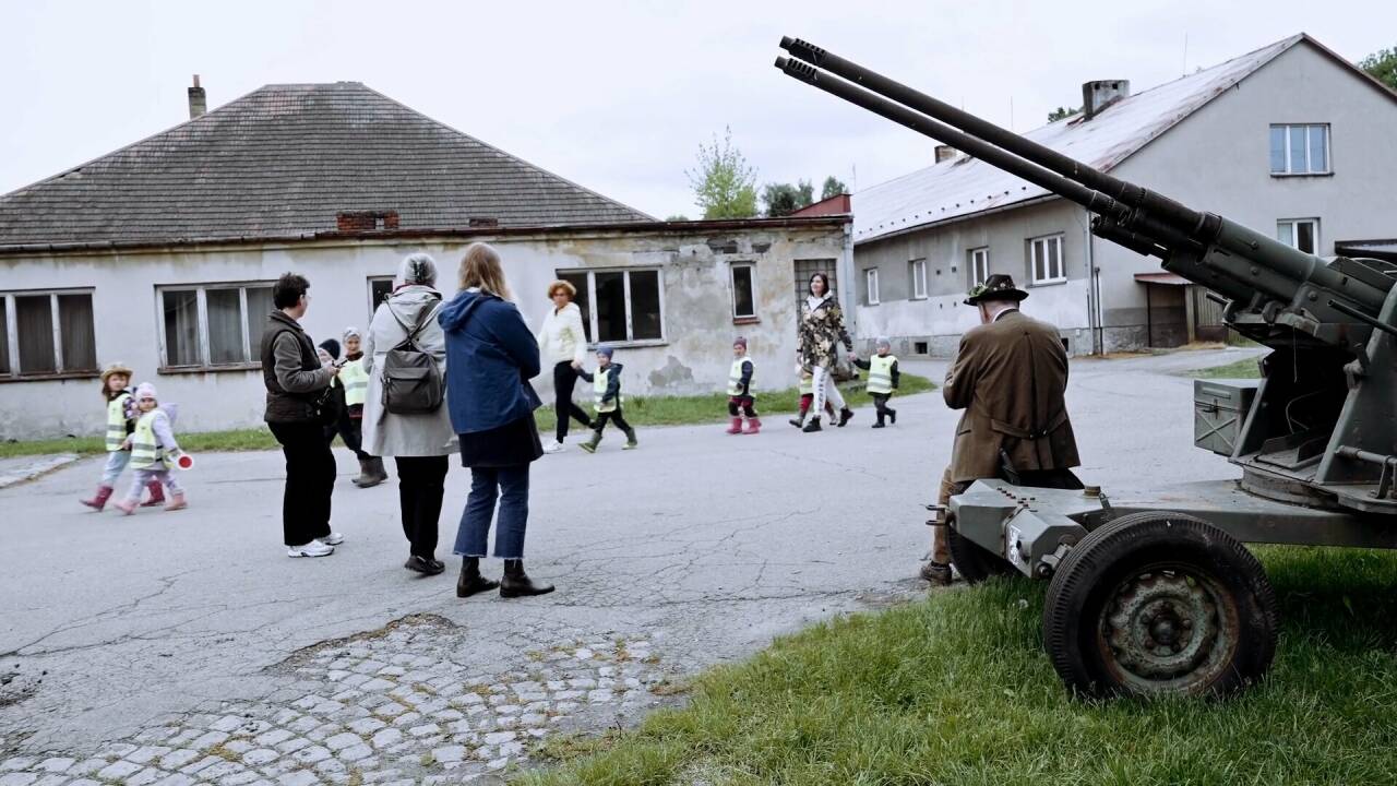 Zurück in die Gegenwart: Szene aus dem Dokumentarfilm „Roadtrip an die Front“. Zurück in die Gegenwart: Szene aus dem Dokumentarfilm „Roadtrip an die Front“.