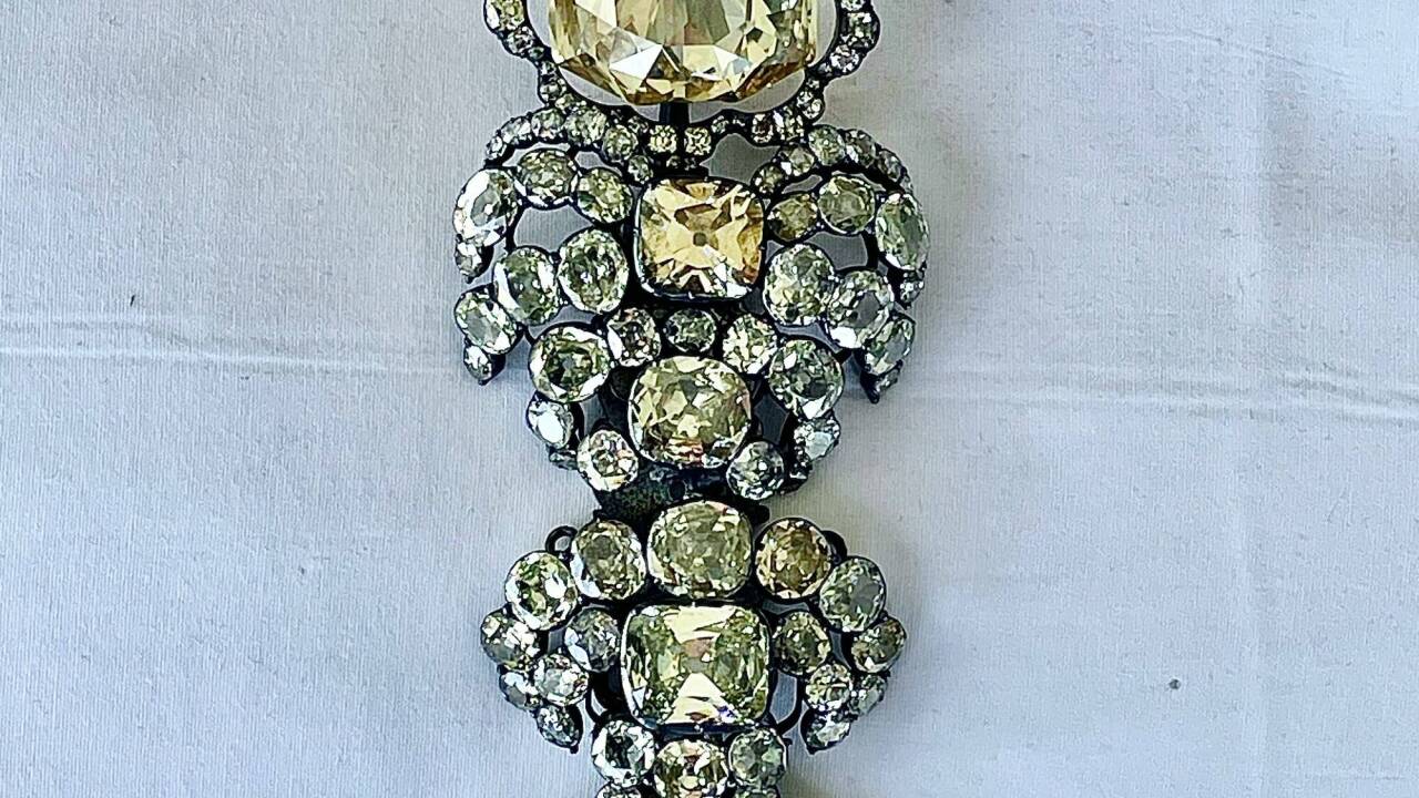  Florentiner Diamant 137,17 ct in einer Hutnadel aus großen Altschliff-Diamanten, die auf Kaiser Franz-Stephan zurückgeht.  