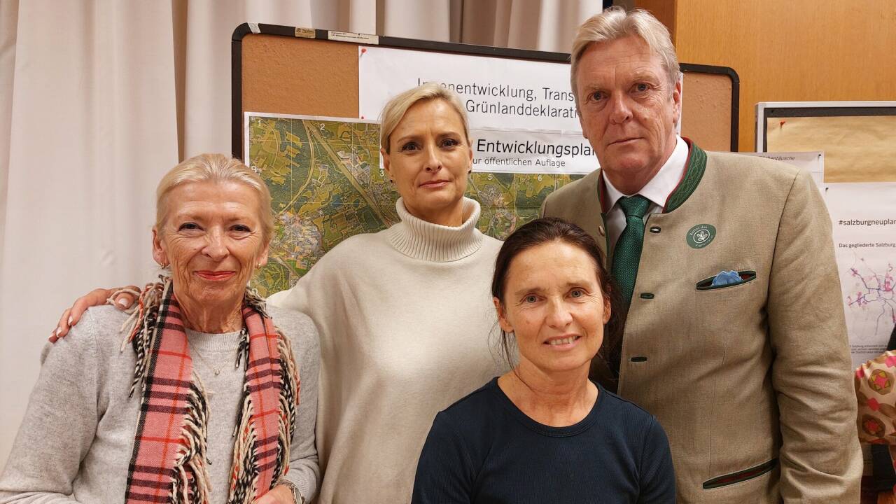 Die Initiative „Rettet das Aignertal“ wendet sich gegen eine Verbauung von geschütztem Grünland im Bereich Überfuhrstraße in Salzburg-Aigen. Von links: Kathrin Bolzer-Tichtel (Apothekerin), Kerstin Lomb, Manuela Riedl, Alexander Neumann. 