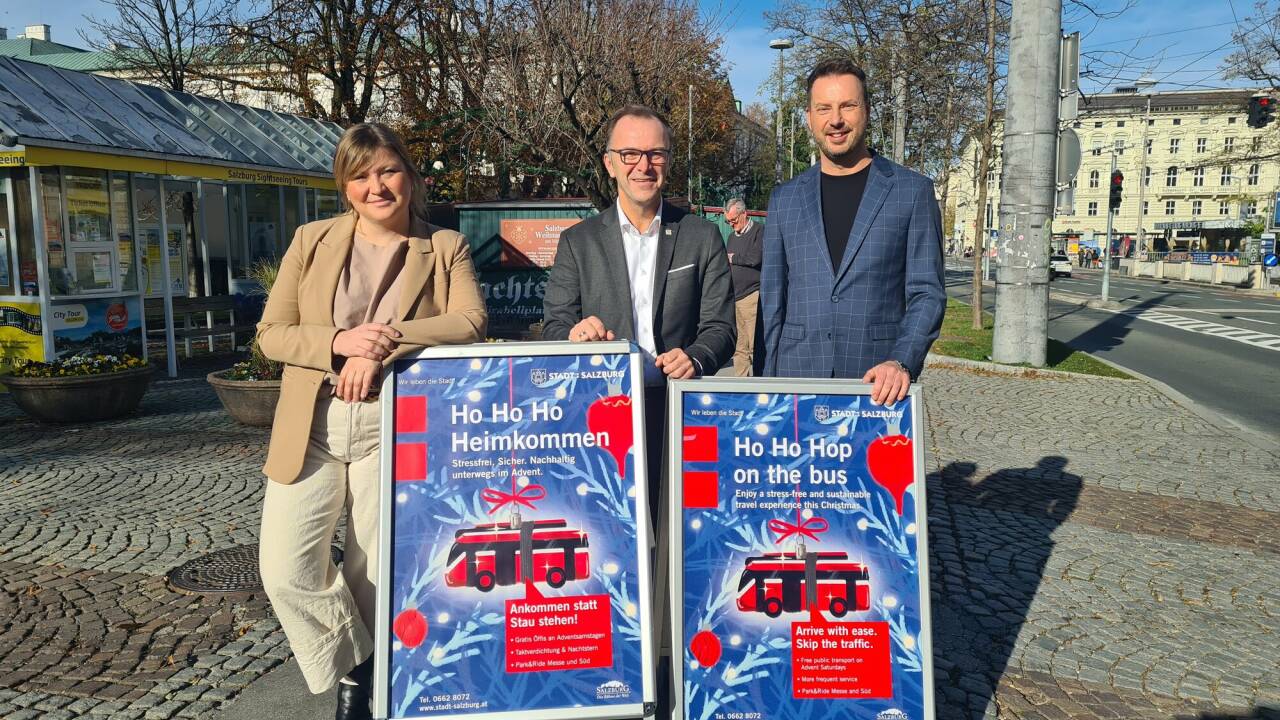 Stadträtin Anna Schiester (BL), Bürgermeister Bernhard Auinger (SPÖ) und Reinhard Gassner, Geschäftsführer der Salzburg Linien, präsentieren das Öffi-Angebot für die Vorweihnachtszeit.  