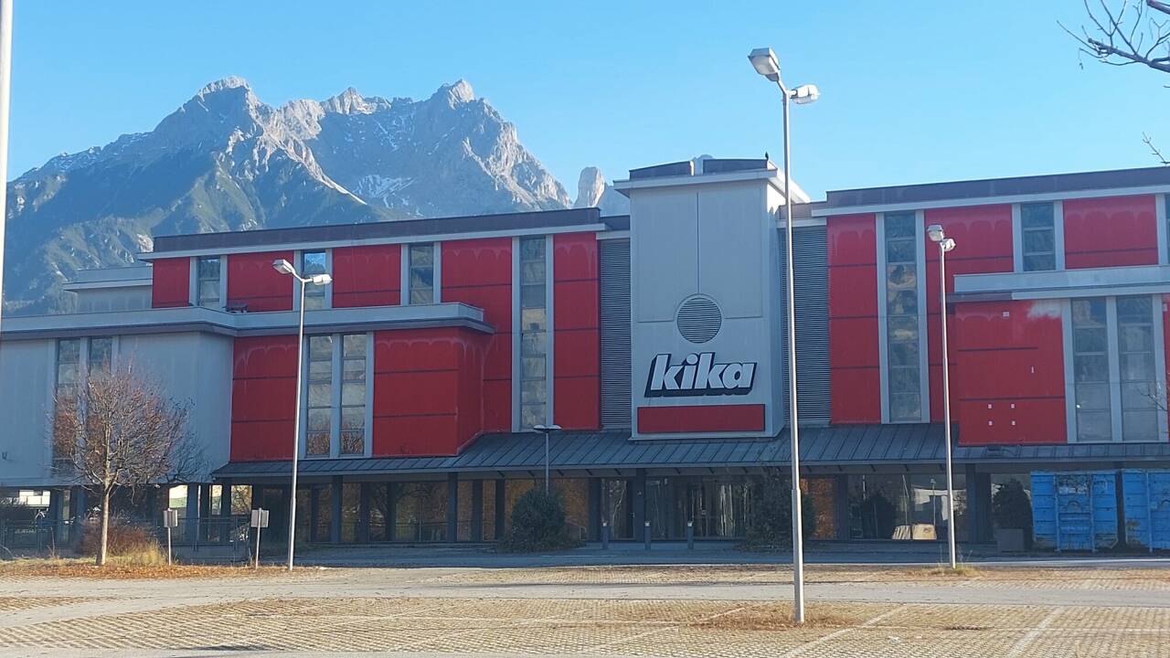 Der ehemalige Möbelmarkt in Saalfelden steht seit Juli 2023 leer. Der ehemalige Möbelmarkt in Saalfelden steht seit Juli 2023 leer.