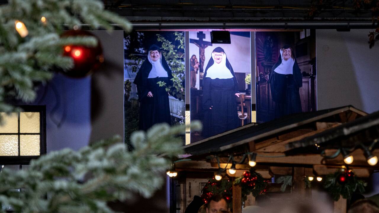Die Ordensschwestern Rita, Bernadette und Regina nehmen auf dem Halleiner Weihnachtsmarkt einen prominenten Platz ein. 