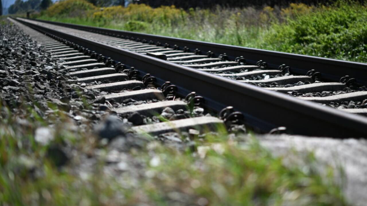 Die Frau wurde neben den Gleisen gefunden 