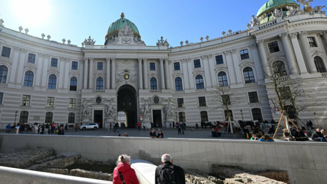 Der Mann stürzte aus unklarer Ursache über die Brüstung in die Tiefe Der Mann stürzte aus unklarer Ursache über die Brüstung in die Tiefe
