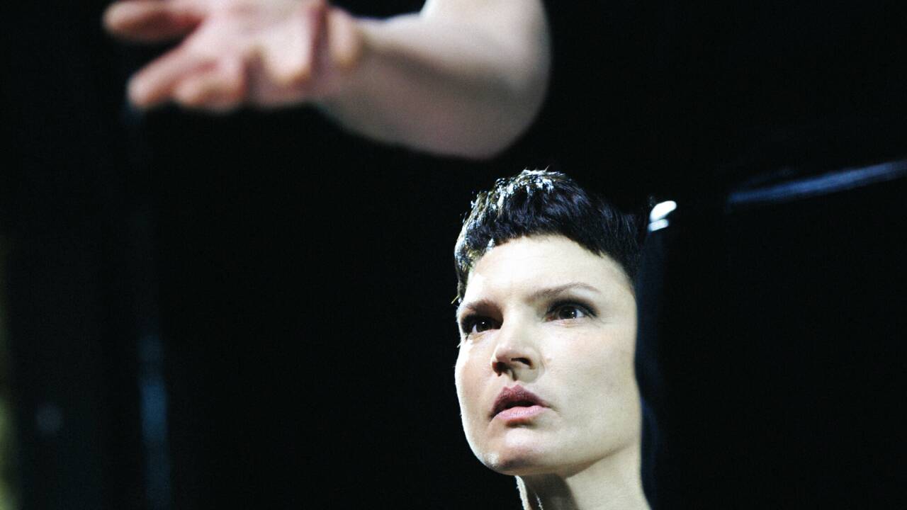 Alicia Aumüller in „Ödipus Tyrann“ im Wiener Volkstheater, Regie: Nicolas Stemann. Alicia Aumüller in „Ödipus Tyrann“ im Wiener Volkstheater, Regie: Nicolas Stemann.