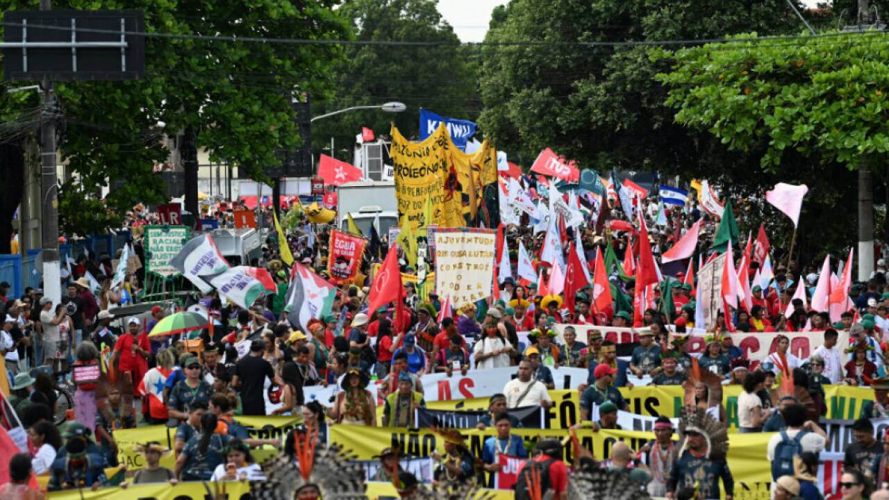 Tausende zogen beim "Marsch fürs Klima" durch Belém Tausende zogen beim 'Marsch fürs Klima' durch Belém