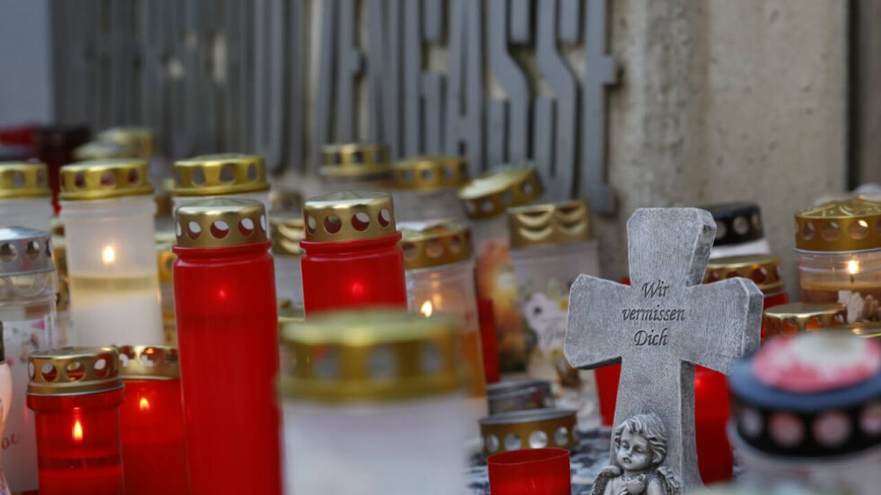 Ein Kreuz mit der Aufschrift „Wir vermissen dich“ und Kerzen vor dem BORG in Graz nach dem Amoklauf am 10. Juni 2025. Ein Kreuz mit der Aufschrift „Wir vermissen dich“ und Kerzen vor dem BORG in Graz nach dem Amoklauf am 10. Juni 2025.