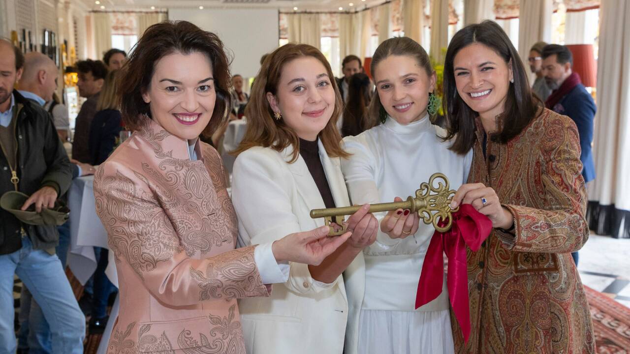 Hoteldirektorin Angélique Weinberger (r.) und ihre Stellvertreterin Gudrun Keschar übergeben den Schlüssel für 24 Stunden an Katharina Aichhorn (2. v. l.) und Elena Jenisch. Hoteldirektorin Angélique Weinberger (r.) und ihre Stellvertreterin Gudrun Keschar übergeben den Schlüssel für 24 Stunden an Katharina Aichhorn (2. v. l.) und Elena Jenisch.