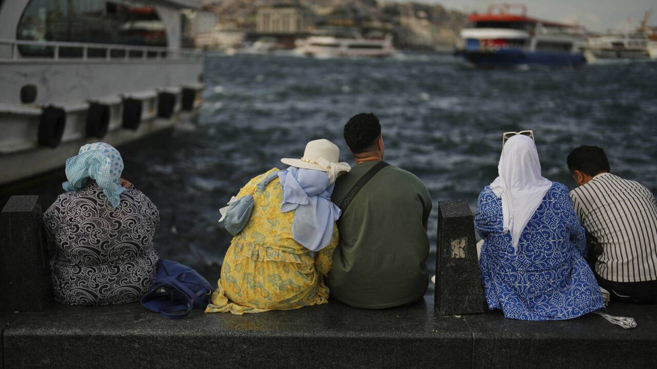 Menschen sitzen am Ufer des Bosporus in Istanbul. Menschen sitzen am Ufer des Bosporus in Istanbul.