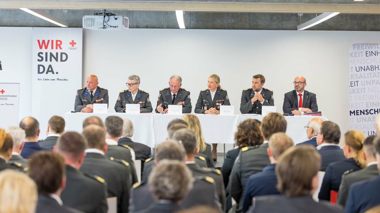 Im Zentrum steht die Führungsriege. Im Bild v. l.: Bert Neuhofer (Vizepräsident), Ulrike Michl (Vizepräsidentin), Werner Aufmesser (Präsident), Sabine Tischler (Geschäftsführerin), Stefan Herbst (Landesrettungskommandant), Herbert Sommerauer (Mitglied der Geschäftsführung und Leiter der Verwaltung). 