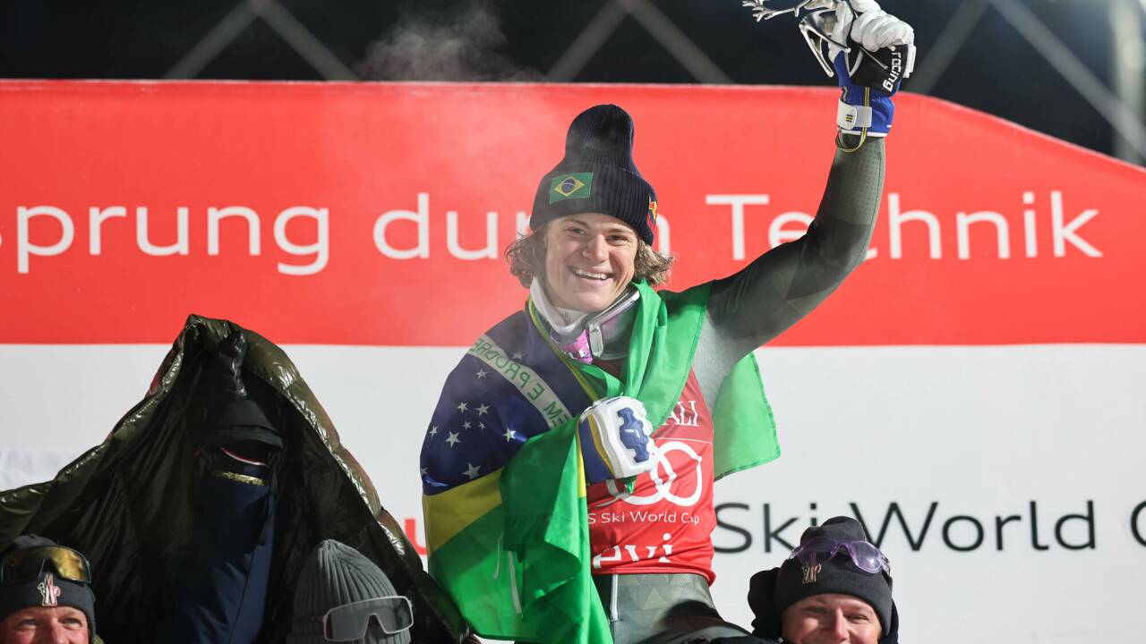 Lucas Pinheiro Braathen feiert den ersten Sieg für Brasilien im Skiweltcup. Lucas Pinheiro Braathen feiert den ersten Sieg für Brasilien im Skiweltcup.