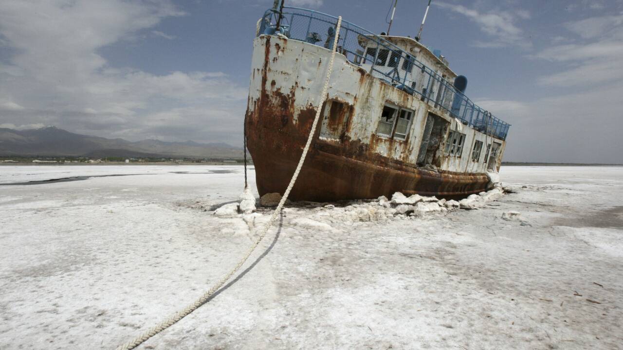 Der größte See im Iran, der Urmia-See, hat sich wegen der anhaltenden Dürre in eine riesige Salzwüste verwandelt. Der größte See im Iran, der Urmia-See, hat sich wegen der anhaltenden Dürre in eine riesige Salzwüste verwandelt.