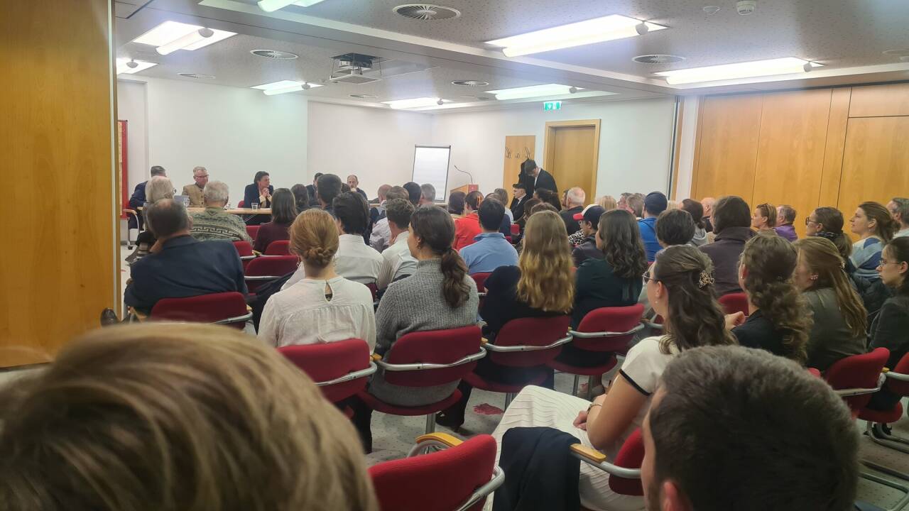 Rund 40 Anrainerinnen und Anrainer und mehr als 20 junge Gläubige der Priesterbruderschaft kamen am Freitagabend zum Bürgerforum ins Hotel Schaffenrath. Rund 40 Anrainerinnen und Anrainer und mehr als 20 junge Gläubige der Priesterbruderschaft kamen am Freitagabend zum Bürgerforum ins Hotel Schaffenrath.