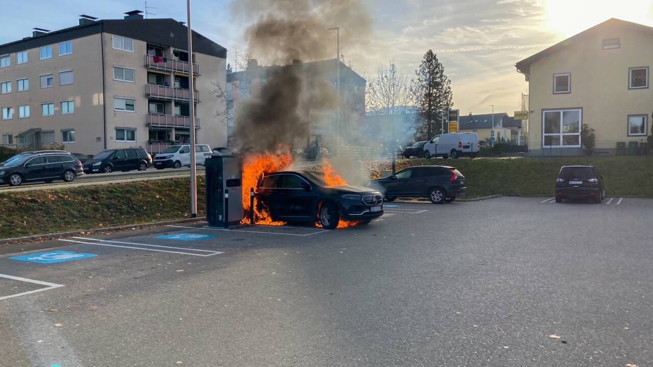Ein Pkw geriet bei einer Ladesäule in Brand. 