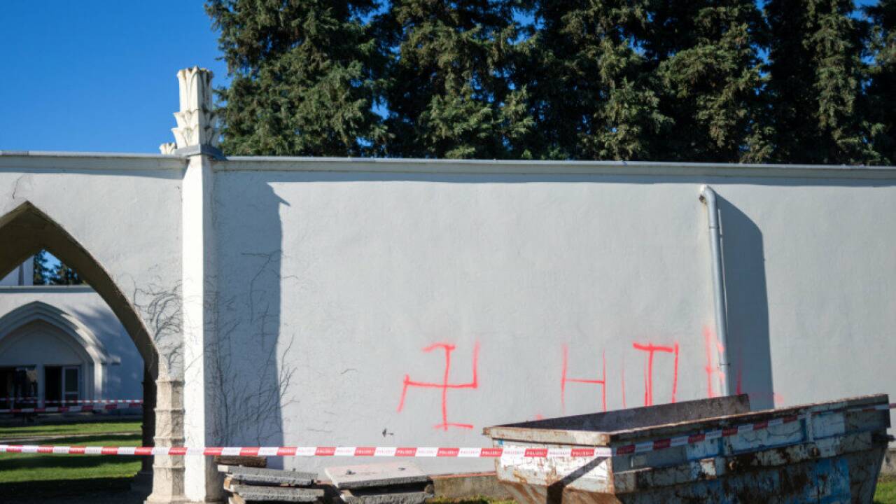 Angeklagter bestreitet Brandstiftung und rechtsextreme Schmierereien Angeklagter bestreitet Brandstiftung und rechtsextreme Schmierereien