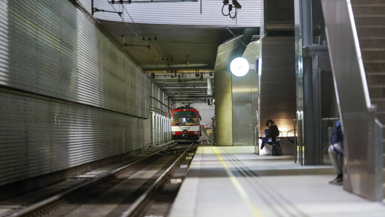 Bus-blockiert-Gleise-Schienenersatzverkehr-zwischen-Anthering-und-Bergheim