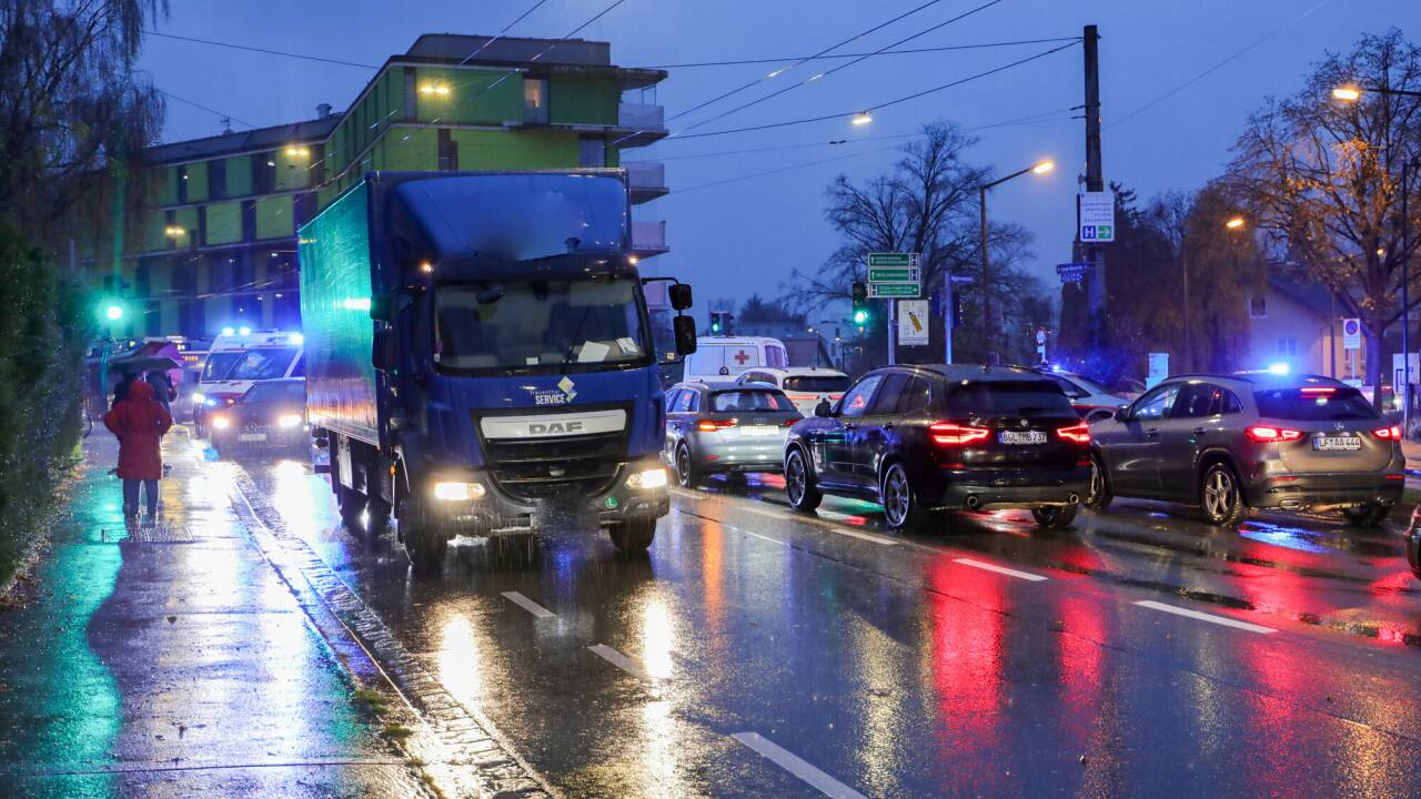 Der Unfall ereignet sich nahe der Christian-Doppler-Klinik. Der Unfall ereignet sich nahe der Christian-Doppler-Klinik.