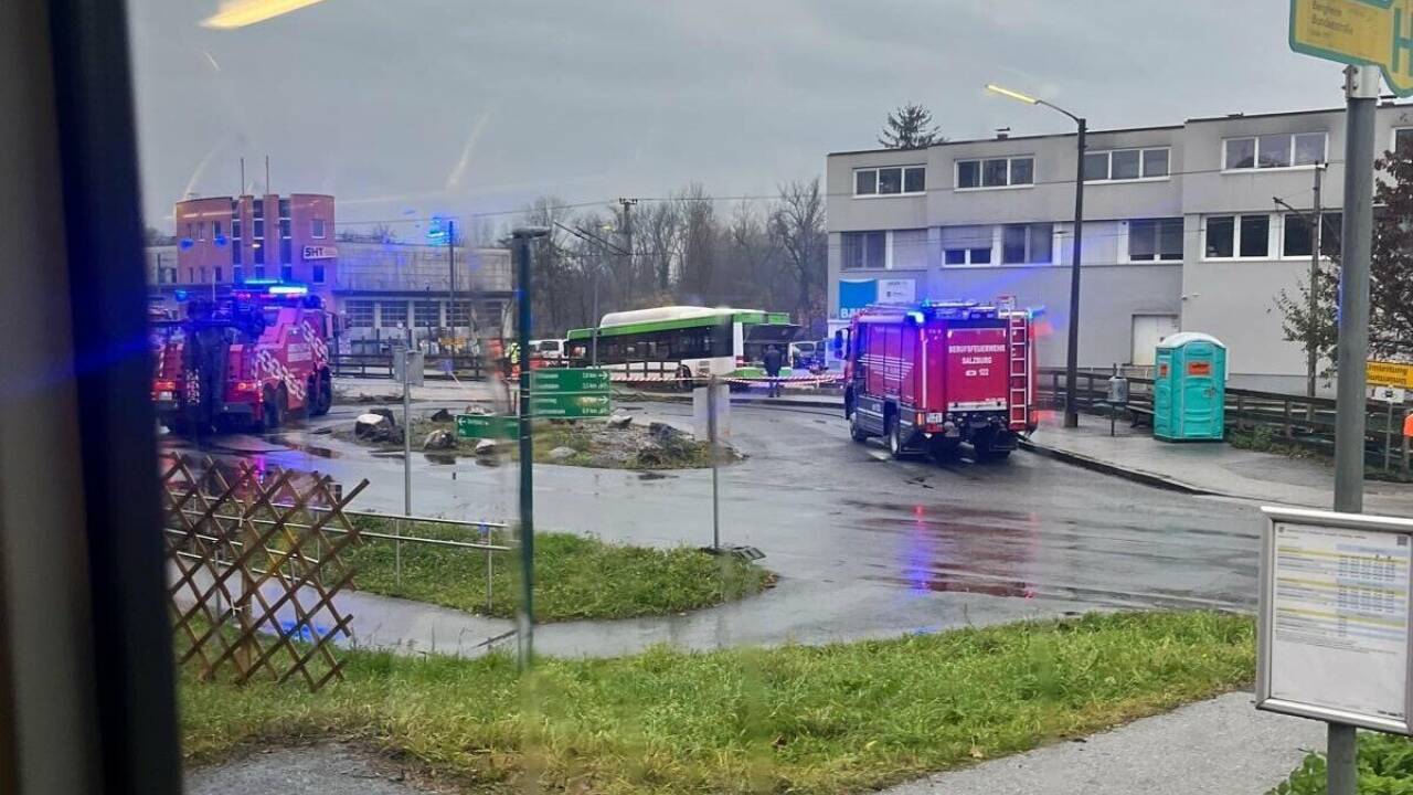 Ein Bus blockiert die Gleise. Ein Bus blockiert die Gleise.