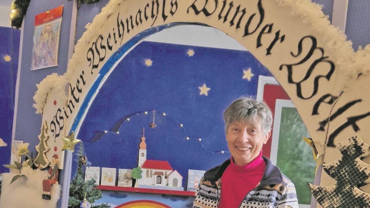 Martha Pöllner aus Mehring bei Teisendorf am Eingang ihrer „Winter-Weihnachts-Wunder-Welt“.   Martha Pöllner aus Mehring bei Teisendorf am Eingang ihrer „Winter-Weihnachts-Wunder-Welt“.