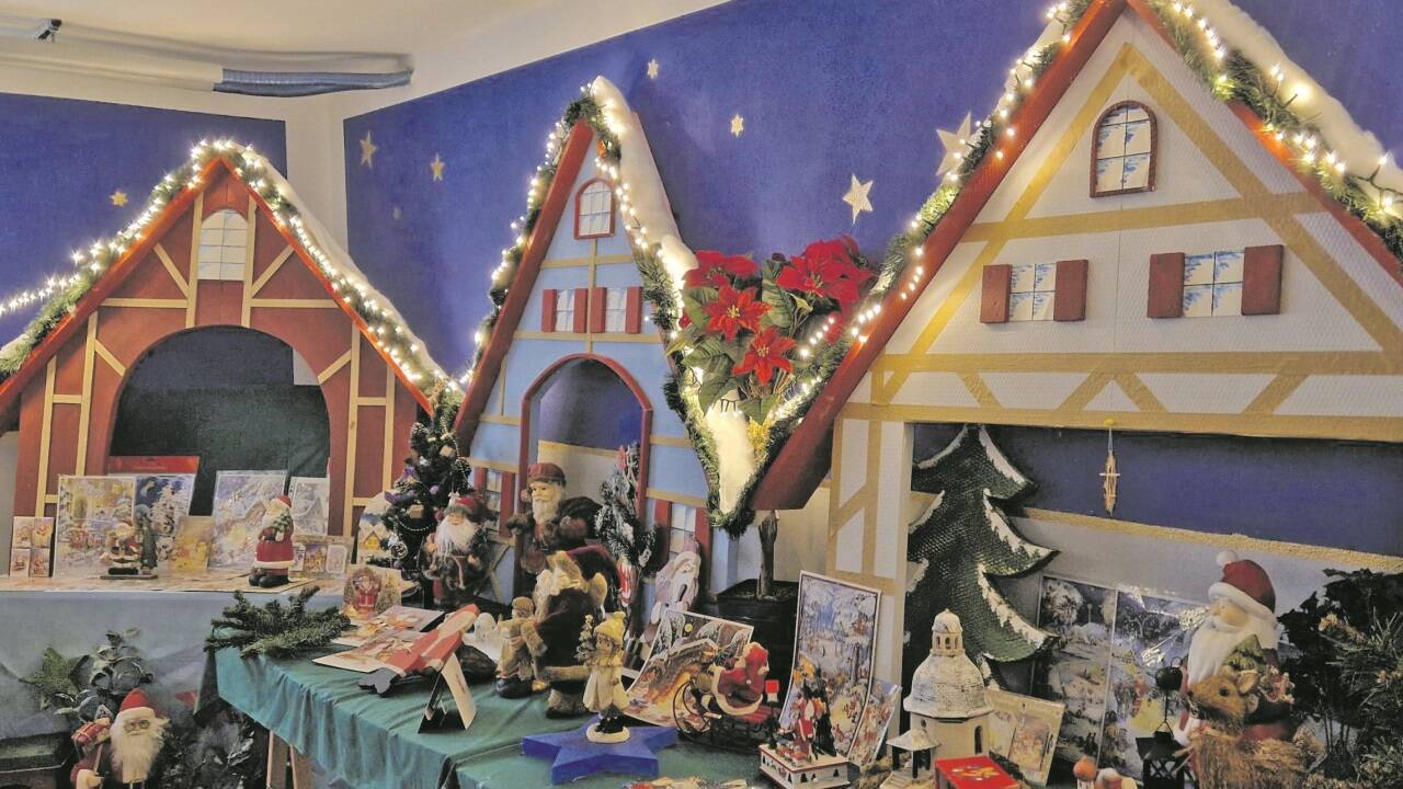 Die selbst gebastelten Gebäudefassaden, inspiriert von den Fachwerkhäusern in Rothenburg ob der Tauber, sind weihnachtlich dekoriert. Die selbst gebastelten Gebäudefassaden, inspiriert von den Fachwerkhäusern in Rothenburg ob der Tauber, sind weihnachtlich dekoriert.