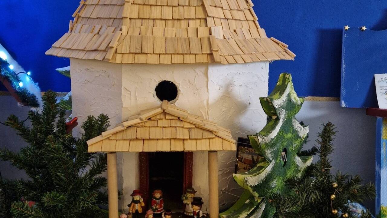 Fast eineinhalb Meter hoch ist die Stille-Nacht-Kapelle, die Martha Pöllner größtenteils aus Styrodur nachgebaut hat. Fast eineinhalb Meter hoch ist die Stille-Nacht-Kapelle, die Martha Pöllner größtenteils aus Styrodur nachgebaut hat.