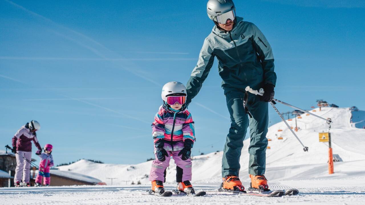 Skifahren mit Kind und Kegel ist ohne Vergünstigungen unter Umständen sehr teuer. Mit einer neuen Verordnung wäre das familienfreundliche Skivergnügen für Einheimische vielleicht schon im nächsten Winter wieder ganz offiziell möglich. Skifahren mit Kind und Kegel ist ohne Vergünstigungen unter Umständen sehr teuer. Mit einer neuen Verordnung wäre das familienfreundliche Skivergnügen für Einheimische vielleicht schon im nächsten Winter wieder ganz offiziell möglich.