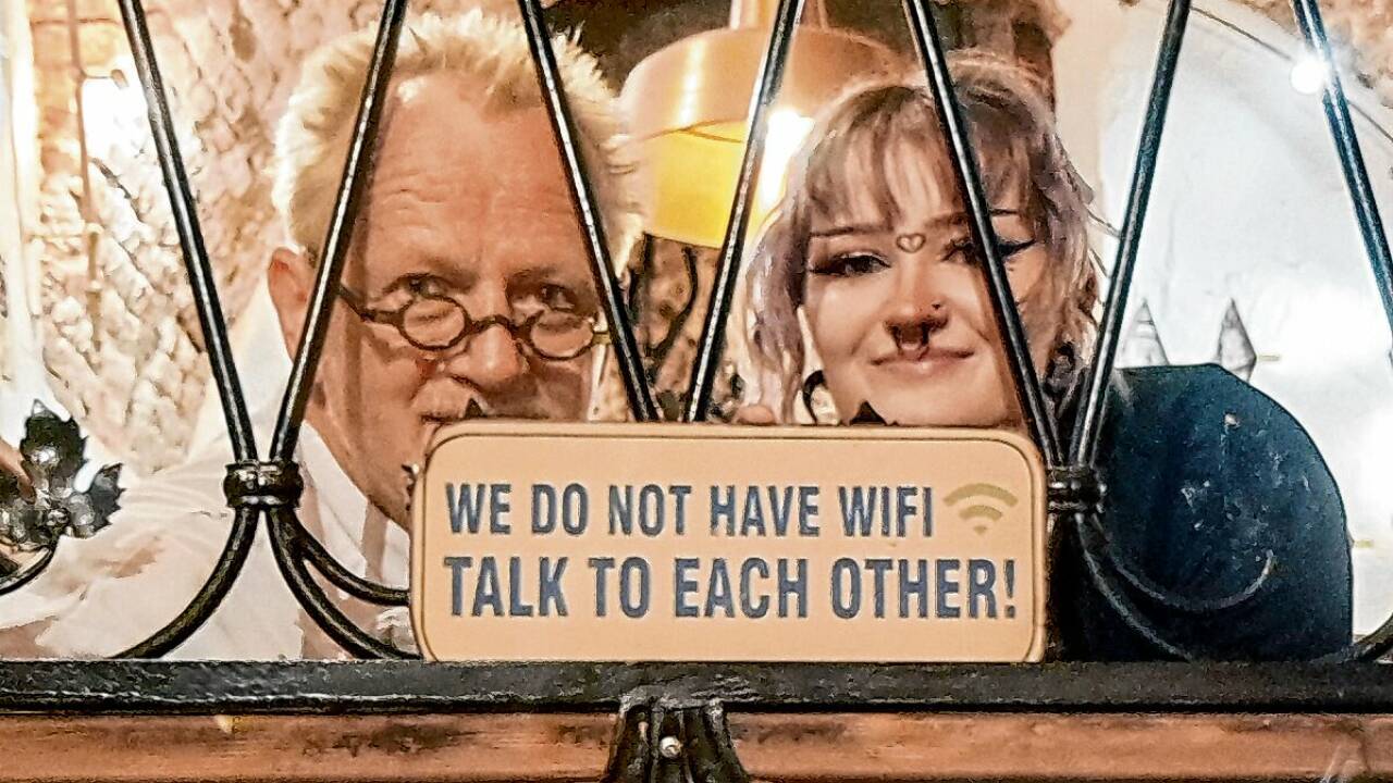 Peter Lammer und seine Souschefin Julia Mehlsack wollten im Juli mit einer internetfreien Zone mehr menschliche Wärme in den Johanneskeller bringen. Das Resultat: Es kamen täglich drei Mal so viele Gäste wie bisher. Peter Lammer und seine Souschefin Julia Mehlsack wollten im Juli mit einer internetfreien Zone mehr menschliche Wärme in den Johanneskeller bringen. Das Resultat: Es kamen täglich drei Mal so viele Gäste wie bisher.